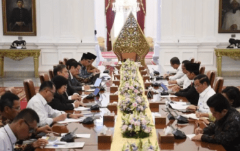 Arsip - Presiden Joko Widodo (keempat kanan) memimpin rapat terbatas yang diikuti sejumlah menteri Kabinet Indonesia Maju di Istana Merdeka, Jakarta, Senin (14/8/2023). Ratas itu membahas peningkatan kualitas udara kawasan Jabodetabek. ANTARA FOTO/Akbar Nugroho Gumay/Spt.