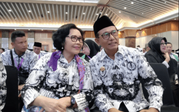 Ketua Umum Pengurus Besar (PB) PGRI Prof. Dr. Unifah Rosyidi, M.Pd , bersama ketua PGRI Buol, Bakir A Hi, Madjo, S.Pd di Jakarta