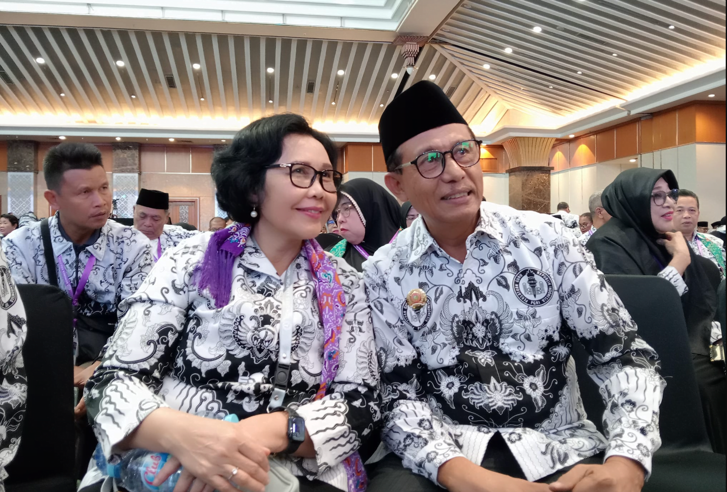 Ketua Umum Pengurus Besar (PB) PGRI Prof. Dr. Unifah Rosyidi, M.Pd , bersama ketua PGRI Buol, Bakir A Hi, Madjo, S.Pd di Jakarta