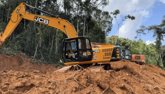 Ilustrasi Pertambangan Ilegal PETI dengan Excavator