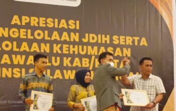 Korsek Bawaslu Buol, Muhamad A Singara, S.Ag, M.Si saat menerima piagam penghargaan