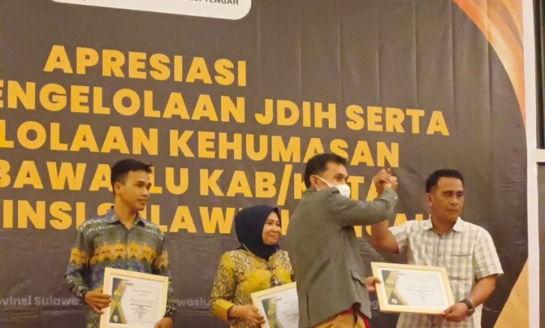 Korsek Bawaslu Buol, Muhamad A Singara, S.Ag, M.Si saat menerima piagam penghargaan