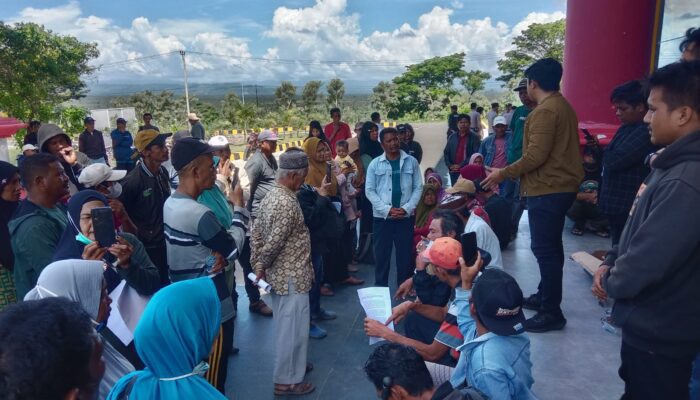 Forum Petani Plasma Buol (FPPB) Melaksanakan Aksi di Depan Gedung Bupati Buol (15/05/2024). FOTO : IST
