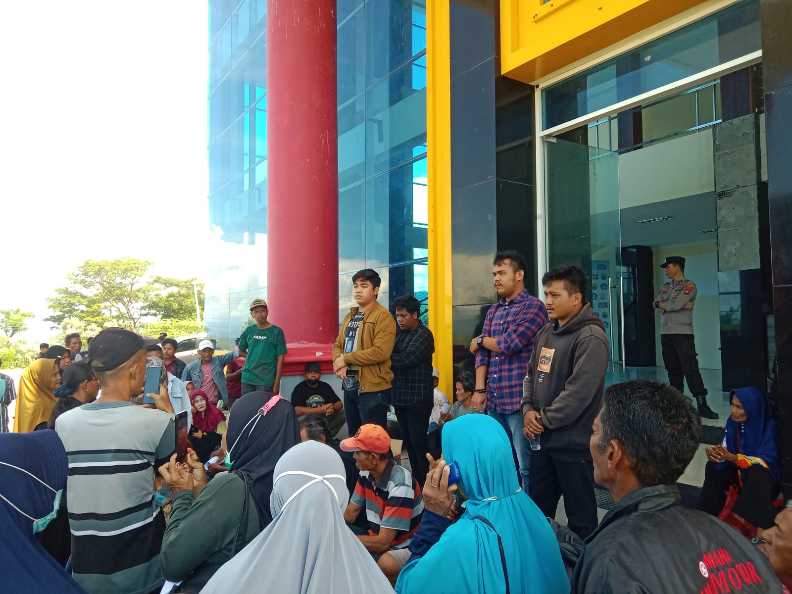 Forum Petani Plasma Buol (FPPB) menggelar aksi unjuk rasa di kompleks Kantor Bupati Buol. FOTO : IST