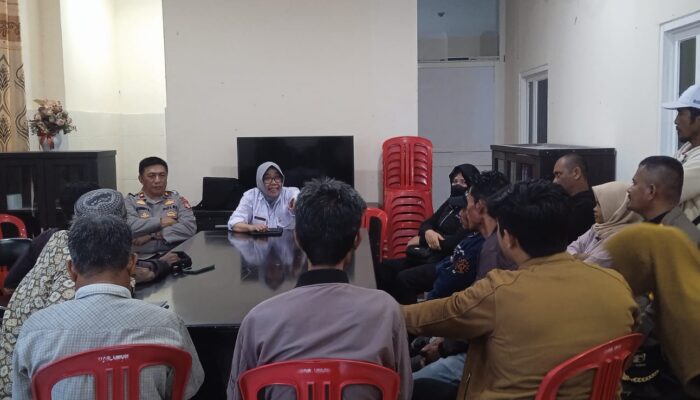 Asisten III Administrasi Umum Setda Buol Lani Irawati Saleh, SE.Ak., M.Si menerima massa aksi FPPB (15/05/2024). FOTO : IST