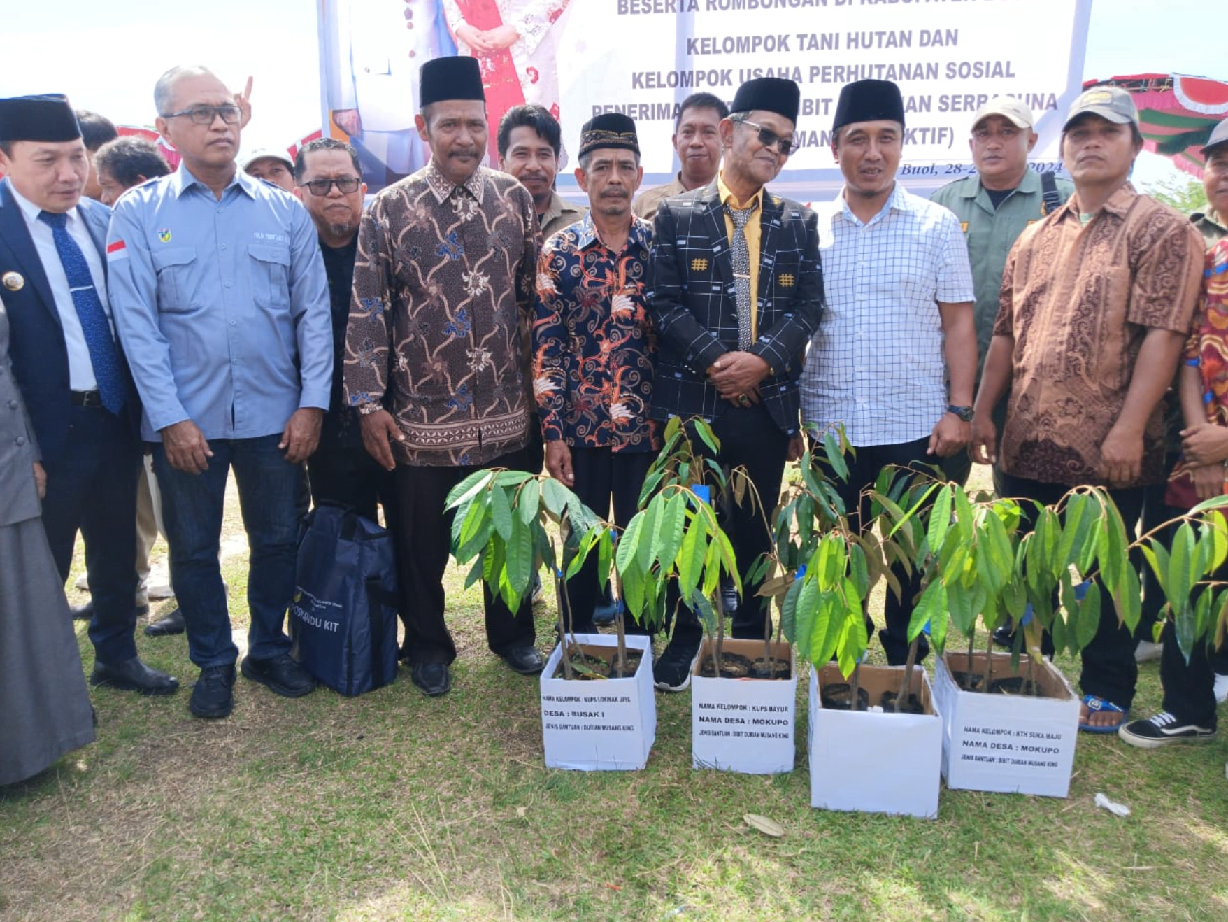 Gubernur Sulteng Rusdy Mastura, serahkan Bantuan Bibit di Kabupaten Buol. FOTO: IST