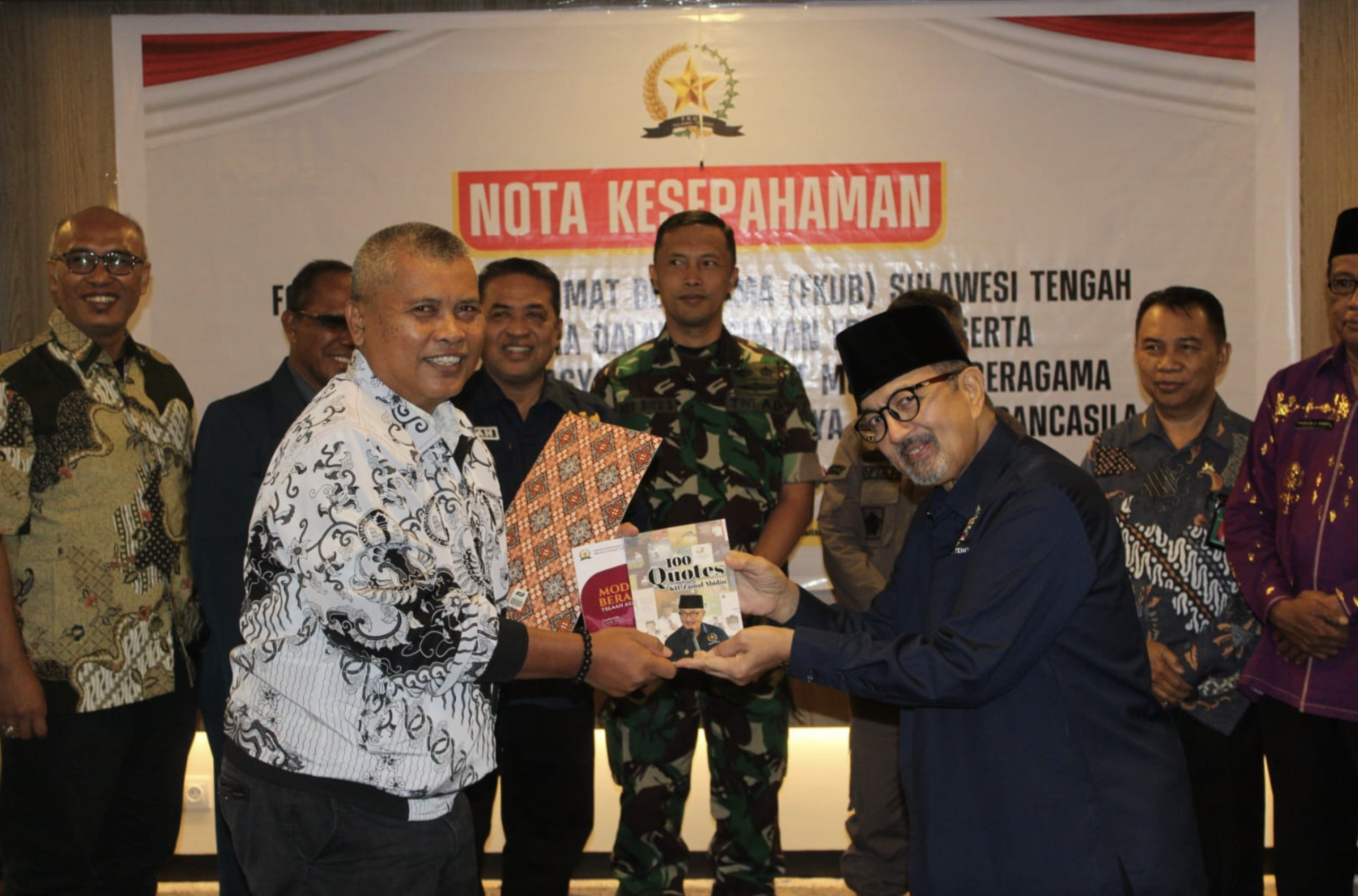 Ketua FKUB Sulteng, Prof. Zainal Abidin menerima cendera mata dari Pemerintah Provinsi Sulteng. (FOTO : media.alkhairaat.id/Nanang IP)