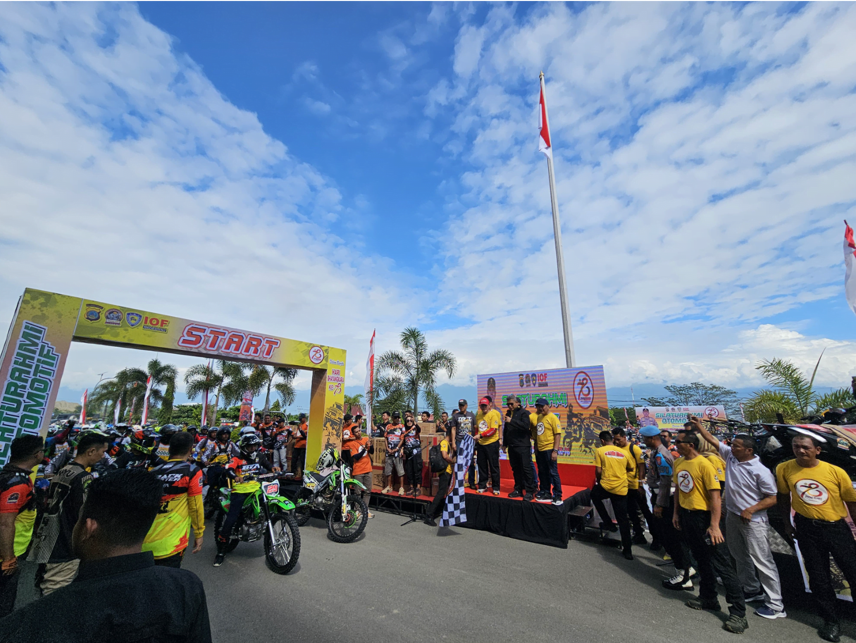 Kapolda Sulawesi Tengah (Sulteng) Irjen Pol. Agus Nugroho melepas ribuan peserta Bhayangkara Silaturahmi Roader dan Rider Jelajah Lembah Palu, di Mapolda Sulteng, Jalan Soekarno Hatta, Kota Palu, Sabtu (29/6). FOTO: IST