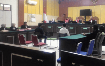 Terdakwa Muhammad Basir Cyio dan Taqyudin Bakri dalam pembacaan tuntutan di PN Palu, Rabu (26/06). (FOTO: media.alkhairaat.id/Ikram)