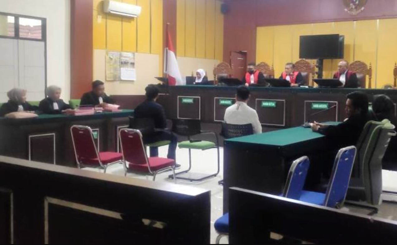 Terdakwa Muhammad Basir Cyio dan Taqyudin Bakri dalam pembacaan tuntutan di PN Palu, Rabu (26/06). (FOTO: media.alkhairaat.id/Ikram)