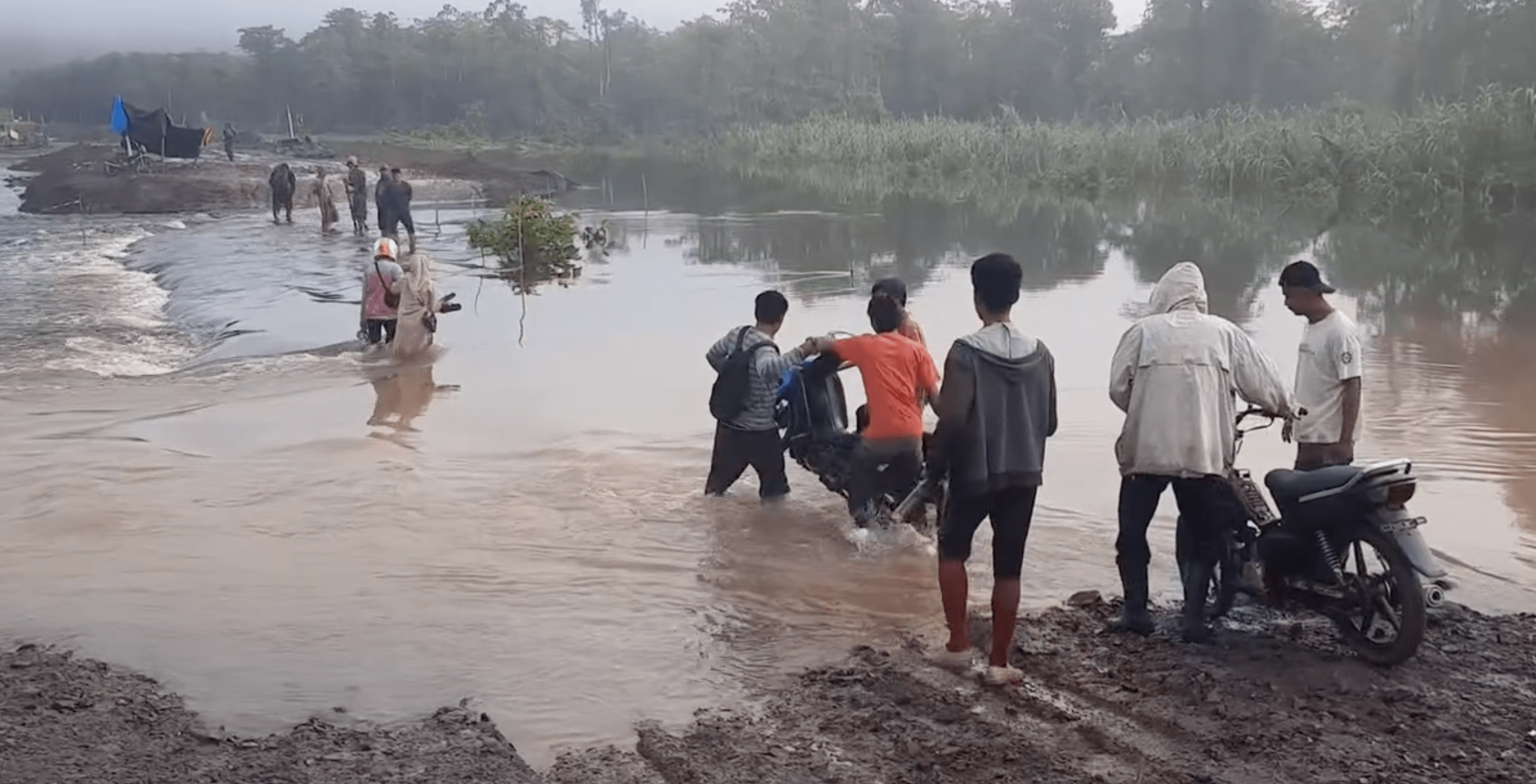 Banjir di Desa Bambuan yang menyebabkan jalur trans Sulawesi terputus