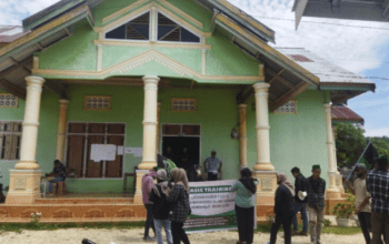 Massa HMI soroti dugaan pelanggaran kode etik di depan Bawaslu Buol