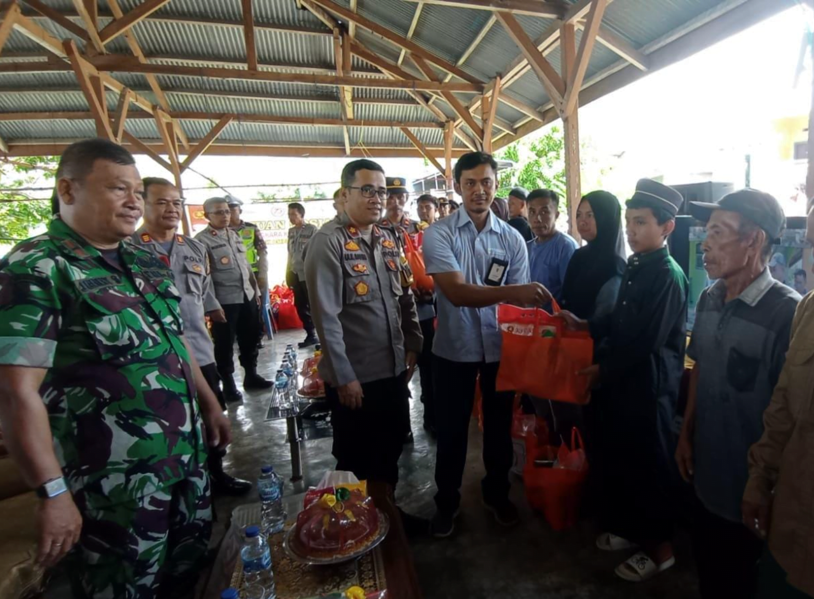 PLN Nusantara Power Services PLTU Ampana salurkan paket sembako ke masyarakat. FOTO : updateharian.com/Jefri