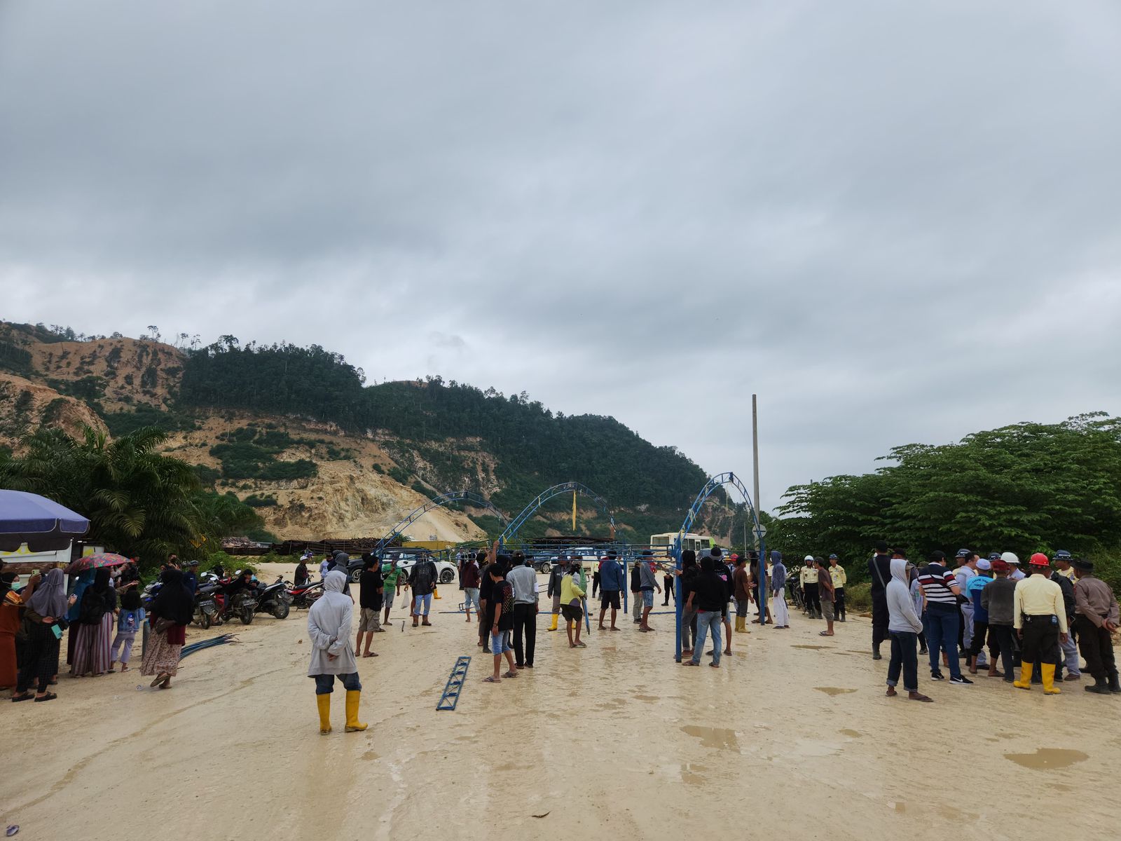 Masyarakat Desa Topogaro, Morowali, memblokade jalan di koridor Indonesia Huabao Industrial Park (IHIP). FOTO : IST