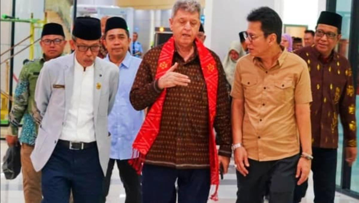 Dubes Palestina untuk Indonesia Zuhair S. M. Al Shun didampingi Rektor UIN Datokarama Palu, Prof Lukman Thahir, dan Asisten Bidang Pemerintah dan Kesra Fahruddin Yambas berjalan keluar dari terminal bandara menuju kendaraan yang disiapkan, di Palu, Ahad, (28/07). (FOTO: DOK. UIN DATOKARAMA)