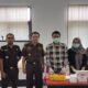 Kepala Kejaksaan Negeri Buol Adhitya Trisanto, SH., MH, mengawasi langsung kegiatan Skrining Narkoba di Kantor Kejaksaan Negeri Buol (9/7). FOTO: IST (UpdateHarian.Com/Supardi)