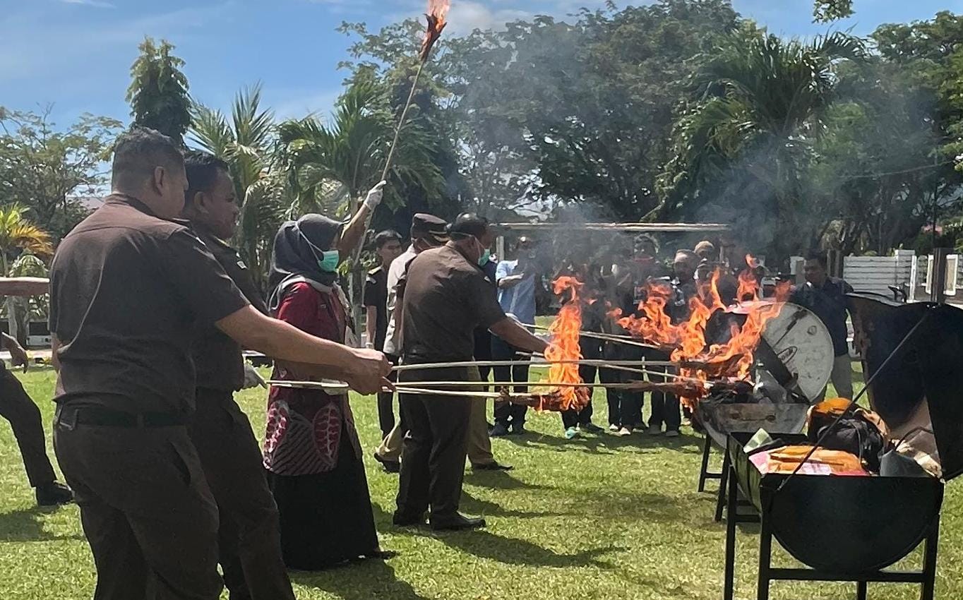 Kejaksaan Negeri Tojo Una-Una (Touna) Sulawei tengah memusnahan 36 barang bukti dari berbagai perkara tindak pidana umum. FOTO: IST