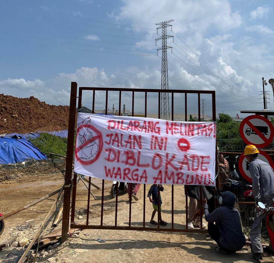 Warga Blokade Jalan di Area PT HIP. FOTO: IST