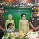 Kasih Intel Kejari Touna, Muh Nuzul Laode, bersama istri, dan Kajari Touna Pilipus Sihaan bersama istri, Ny. Erna Pilipus, turut hadir dalam acara tersebut. FOTO: IST