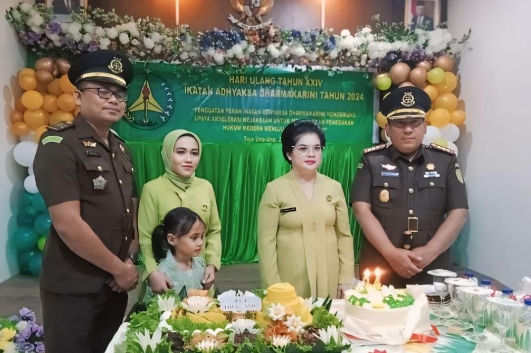 Kasih Intel Kejari Touna, Muh Nuzul Laode, bersama istri, dan Kajari Touna Pilipus Sihaan bersama istri, Ny. Erna Pilipus, turut hadir dalam acara tersebut. FOTO: IST
