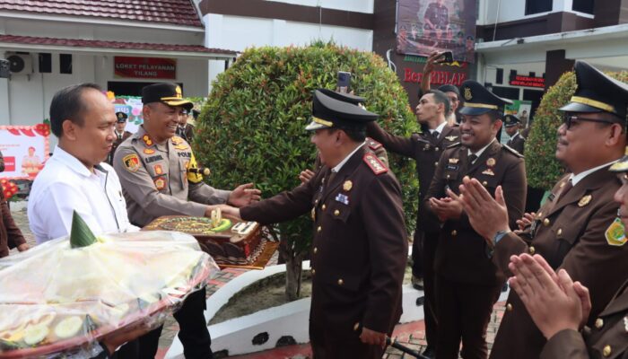 Kapolres AKBP Ridwan Hutagaol Berikan Kue Tumpeng Kepada Kajari Touna untuk Perayaan Hari Bhakti Adhyaksa Ke-64