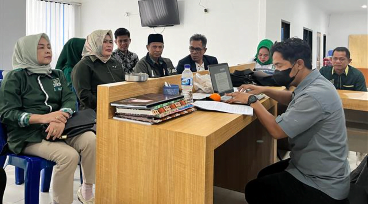 Ketua, Rahmawati M Noer didampingi sejumlah petinggi DPW PKB Sulteng, saat memasukan laporan polisi di Mapolda Sulteng, Rabu (7/8). FOTO: MediaAlkhairaat.id