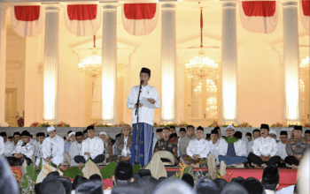 Presiden Joko Widodo menghadiri acara zikir dan doa kebangsaan yang diselenggarakan di halaman Istana Merdeka, Jakarta, pada Kamis, 1 Agustus 2024. Foto: BPMI Setpres/Muchlis Jr