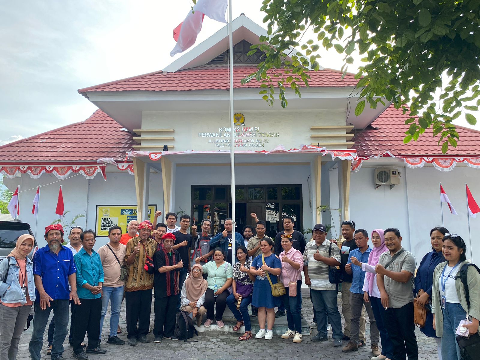 Masyarakat Desa Watutau Geruduk Kantor Komnas HAM RI Perwakilan Sulawesi Tengah. FOTO: IST