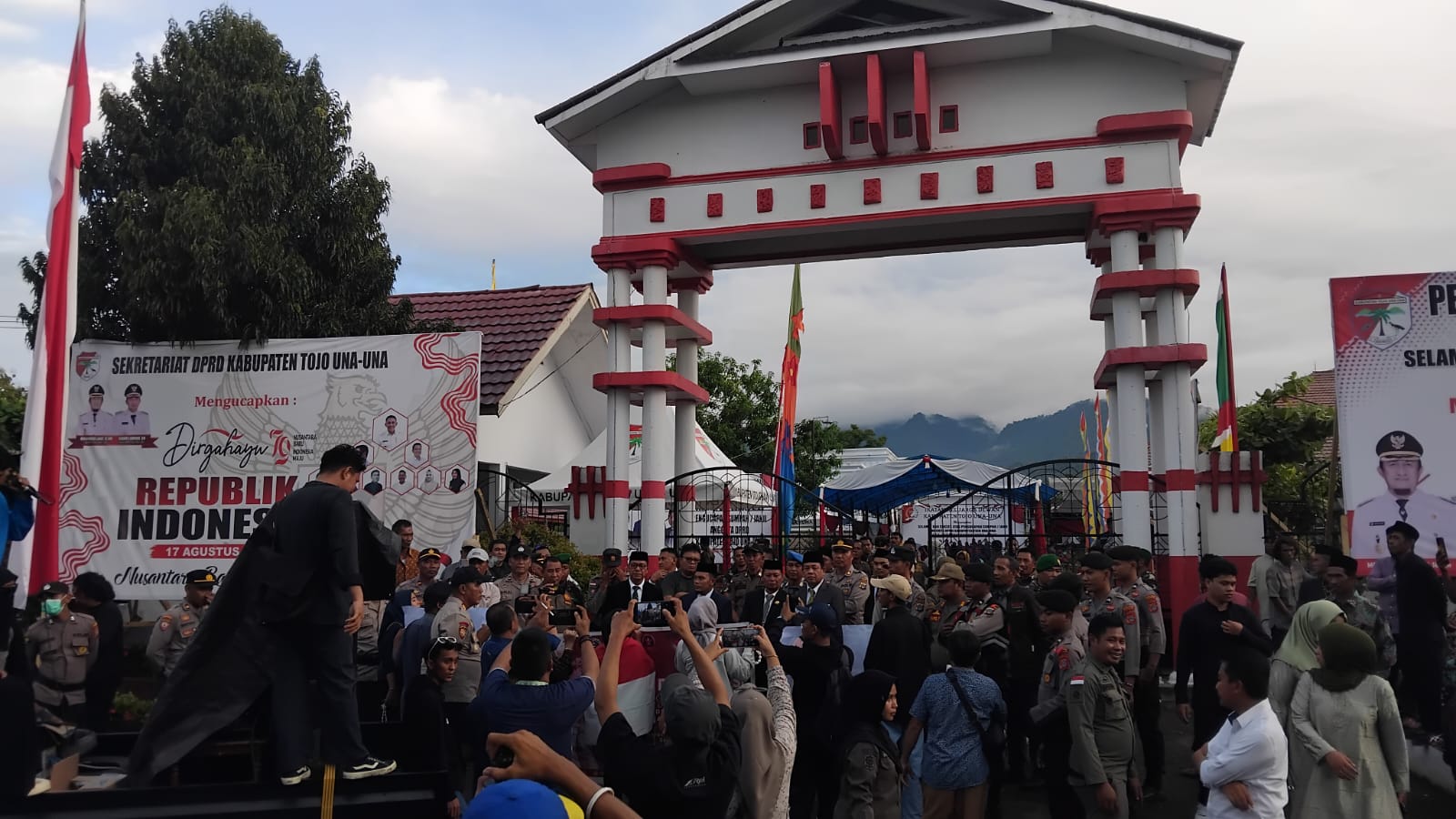 Mahasiswa Gelar Aksi Demontrasi di Depan Kantor DPRD Touna. FOTO: IST