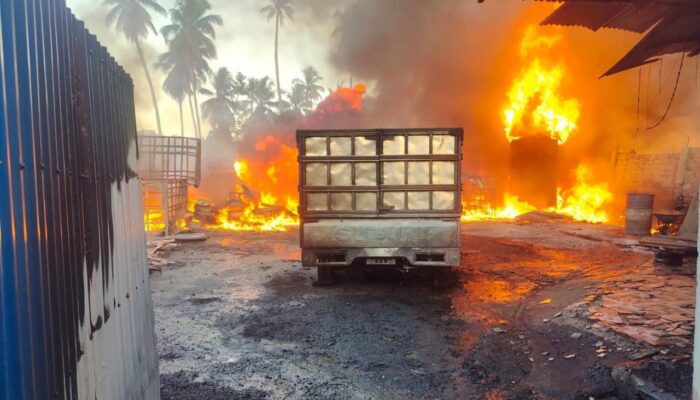 Jago Merah Mengamuk Melahap Gudang Warga Di Bailo Tojo Una-Una, Kerugian ditaksir Ratusan Juta Rupiah