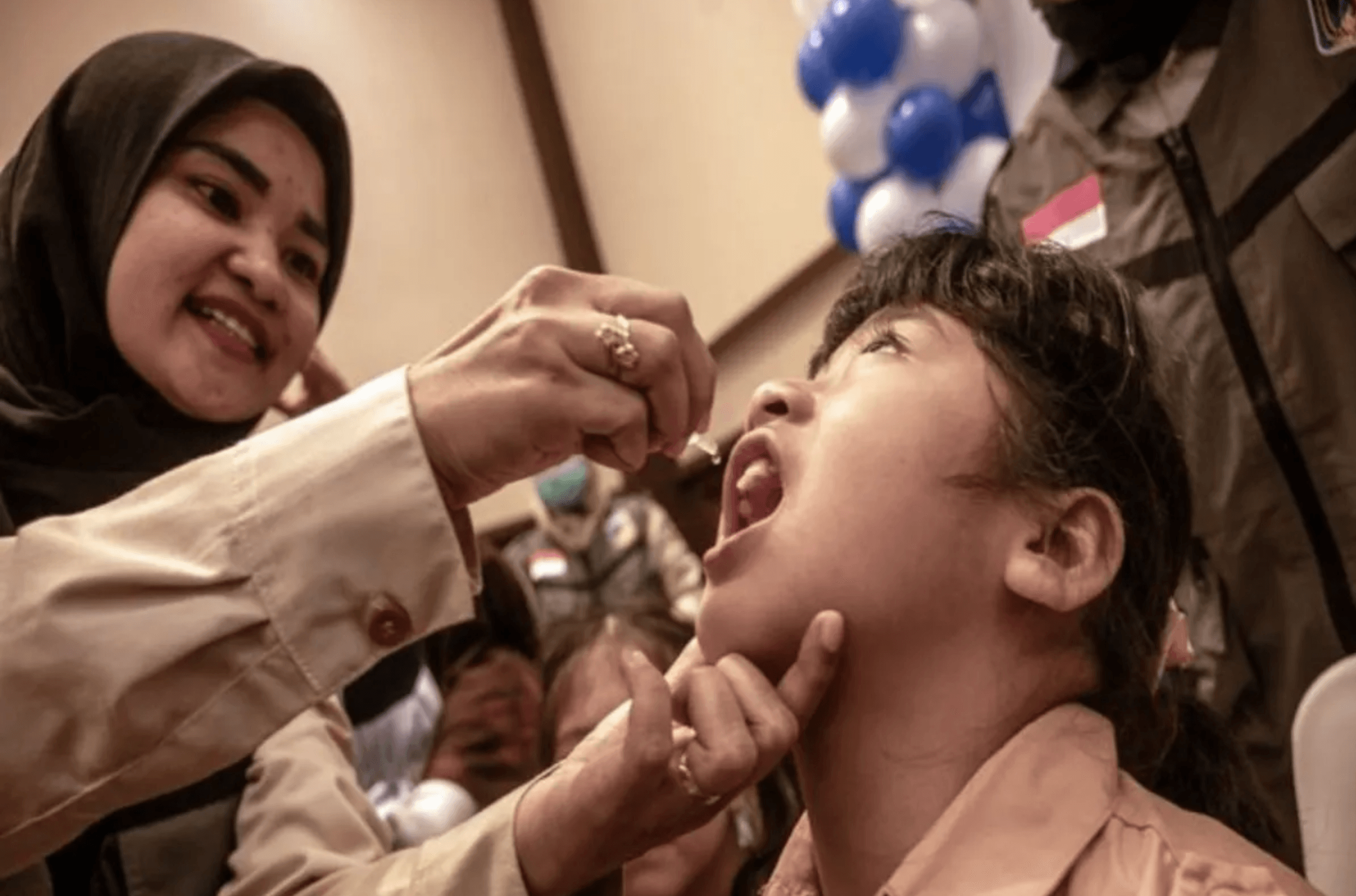 Dok - Petugas meneteskan cairan vaksin pada pencanangan Pekan Imunisasi Nasional (PIN) Polio di Palu, Sulawesi Tengah, beberapa waktu lalu