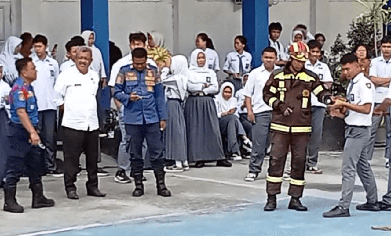 Sosialisasi pemadaman kebakaran di salah satu sekolah, di Kota Palu, Sabtu (26/10)