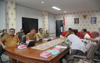 Kepala Badan Kepegawaian Daerah (BKD) Provinsi Sulawesi Tengah Asri memimpin rapat persiapan seleksi terbuka jabatan Sekretaris Daerah (Sekda) di Kabupaten Tojo Una-una. Bertempat, di ruang Video Converence (Vidcon) Kantor Gubernur. FOTO:IST