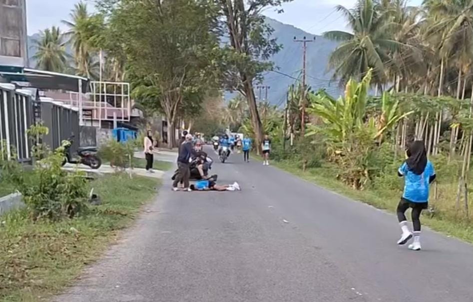 Terjadi kecelakaan antara peserta event Togean Marathon 2024 dan pengendara sepeda motor. FOTO: IST