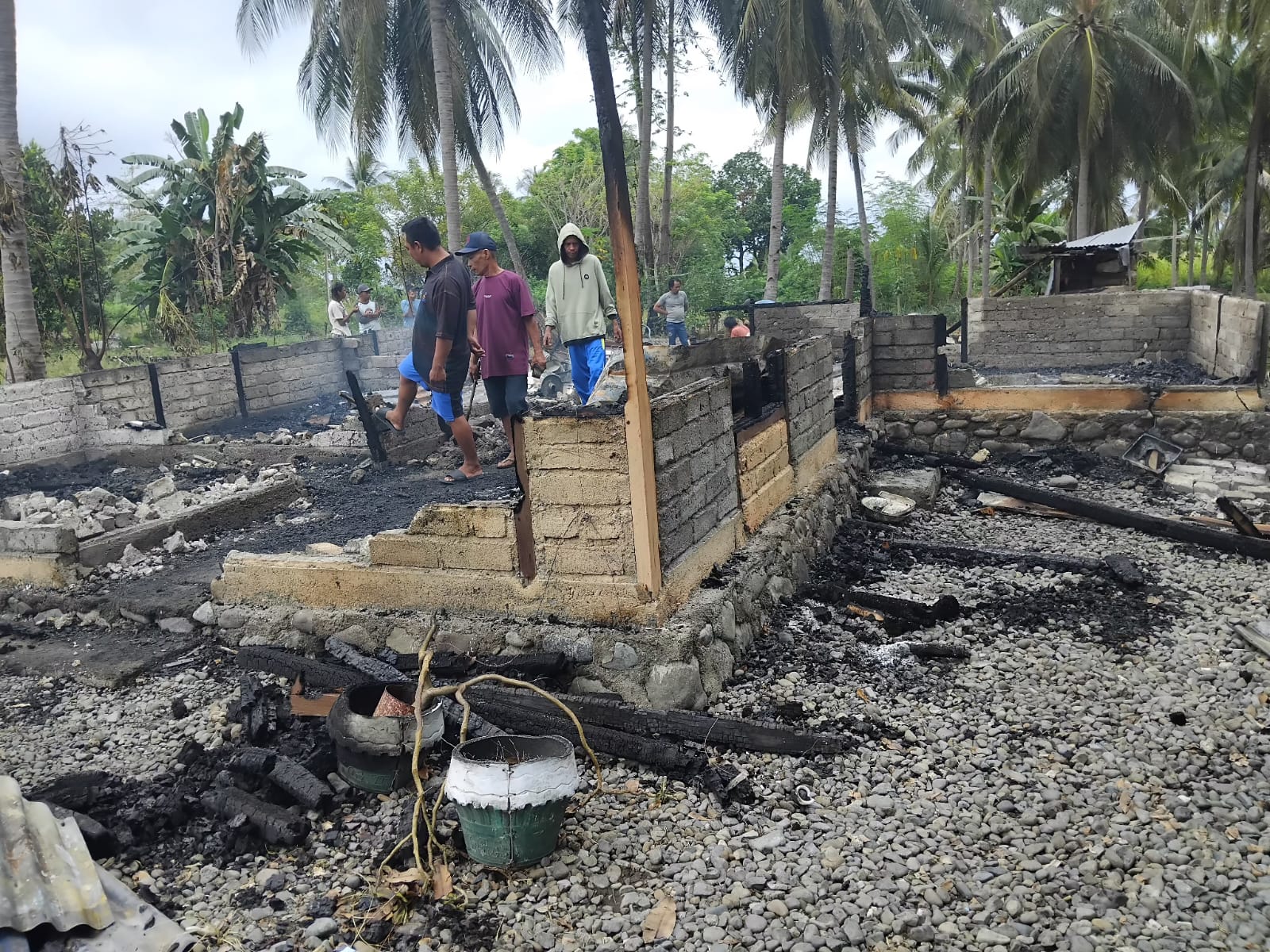 Situasi rumah kebakaran di urundaka, Touna. FOTO: IST