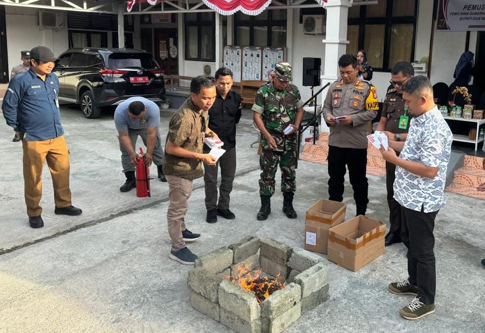 Menjelang pencoblosan, pemusnahan surat suara yang rusak dilakukan oleh KPU Touna di halaman kantor KPU Touna. FOTO: IST