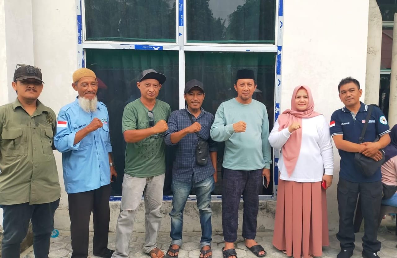 Paslon Bupati dengan suara terbanyak di quick count Pilgub Touna, Ilham Lawidu - Surya S.Sos bersama masyarakat. FOTO: IST