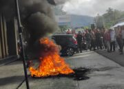 Breaking News ! Massa Aliansi Rakyat Touna Nyaris Bakar Kantor Bawaslu, Tuntut Penjelasan Kasus Pelanggaran Pilkada