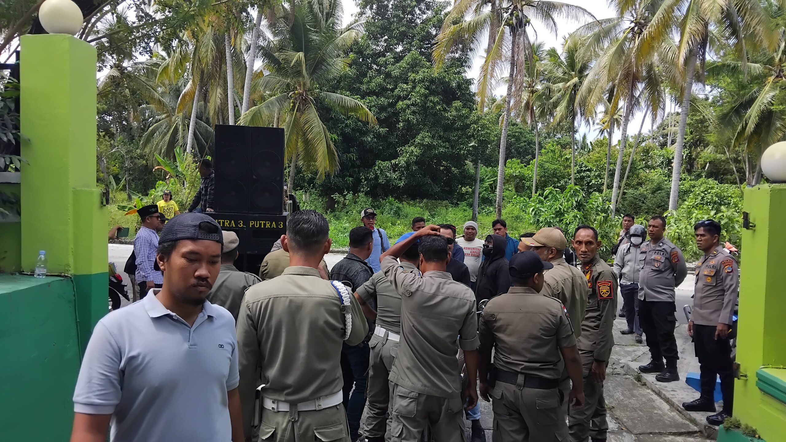 Aliansi peduli honorer Touna lakukan aksi di depan Dikpora Touna. FOTO: IST
