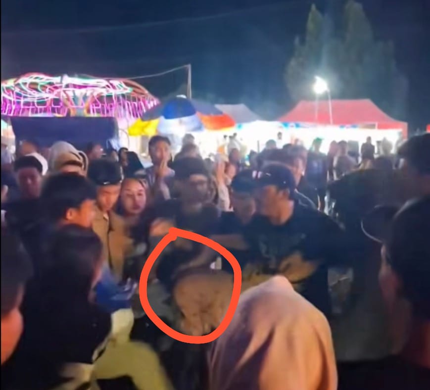 Kericuhan terjadi saat konser DJ songkok di Touna. FOTO: IST