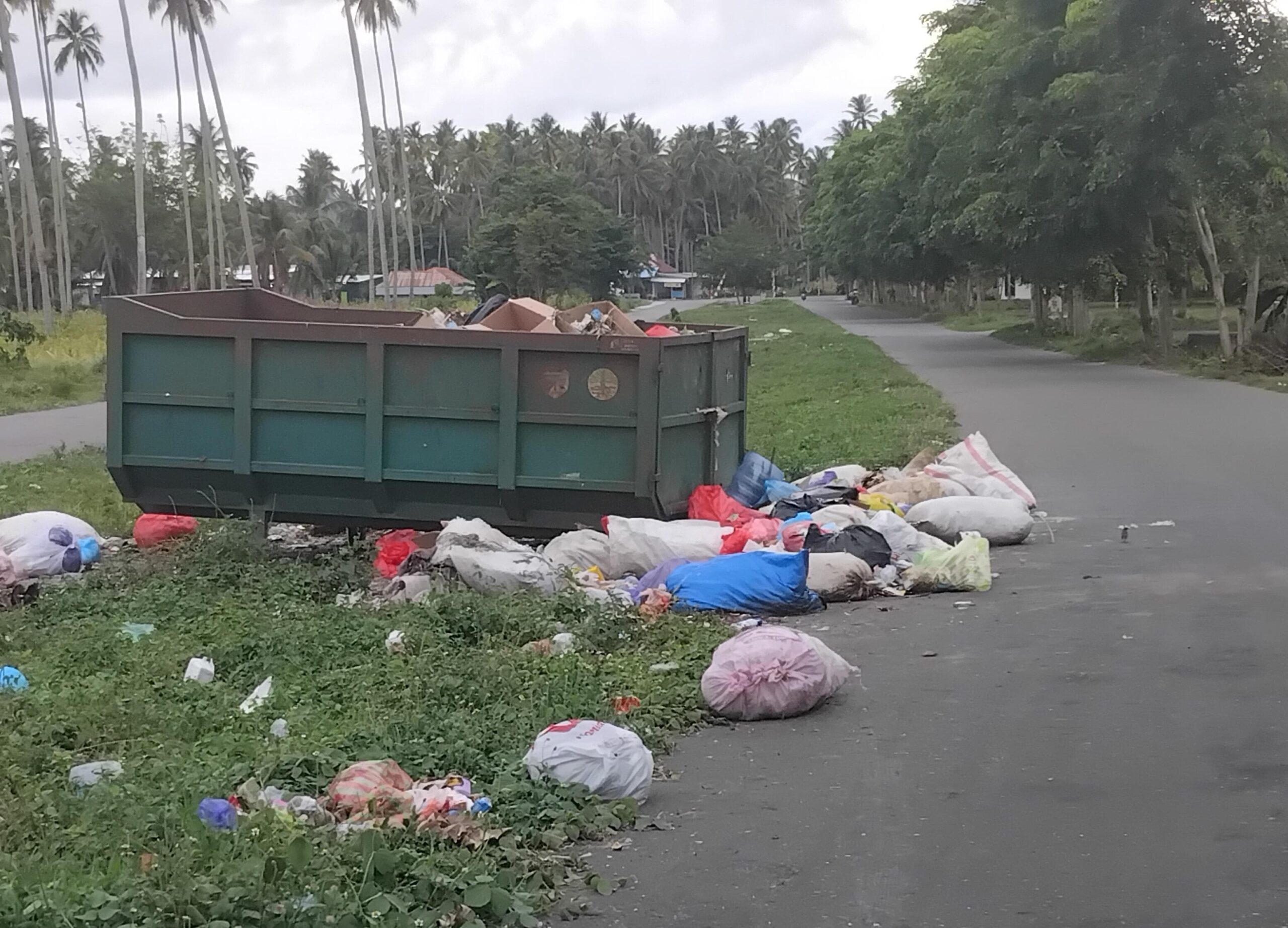 Kondisi jalan Tadulako, depan pasar Ampana yang dipenuhi tumpukan sampah. FOTO: IST