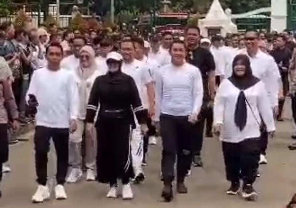 Pasangan Bupati dan Wakil Bupati terpilih Touna berjalan menuju halaman Monas untuk Gladi Kotor Pelantikan. FOTO: IST