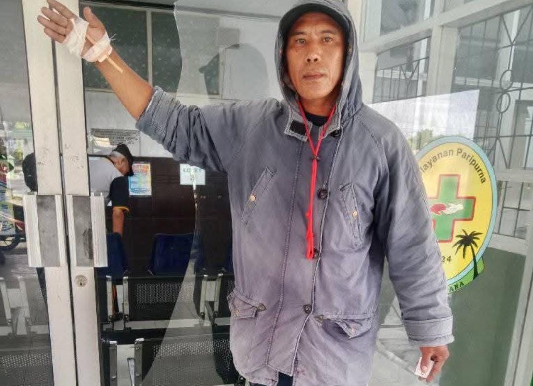 Keluarga pasien rumah sakit Ampana, inisial B memecahkan kaca rumah sakit imbas terlalu lama mengantri. FOTO: IST