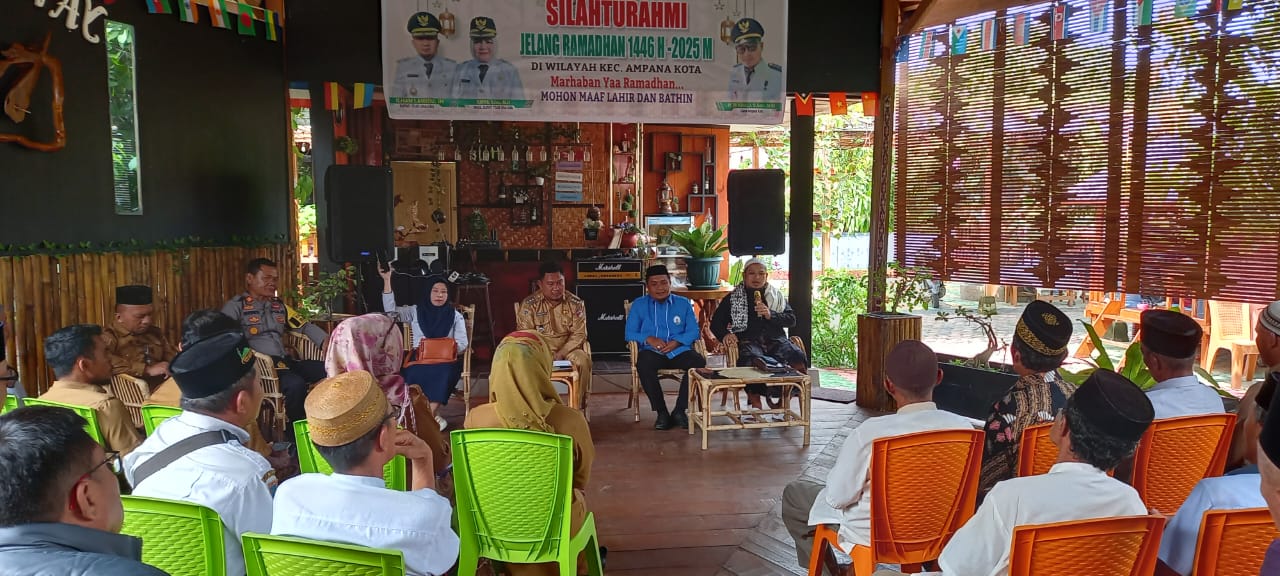 Silaturahmi bersama elemen masyarakat yang digelar oleh Camat Ampana Kota, Memastikan Waktu Berbuka Puasa Serentak. FOTO: IST