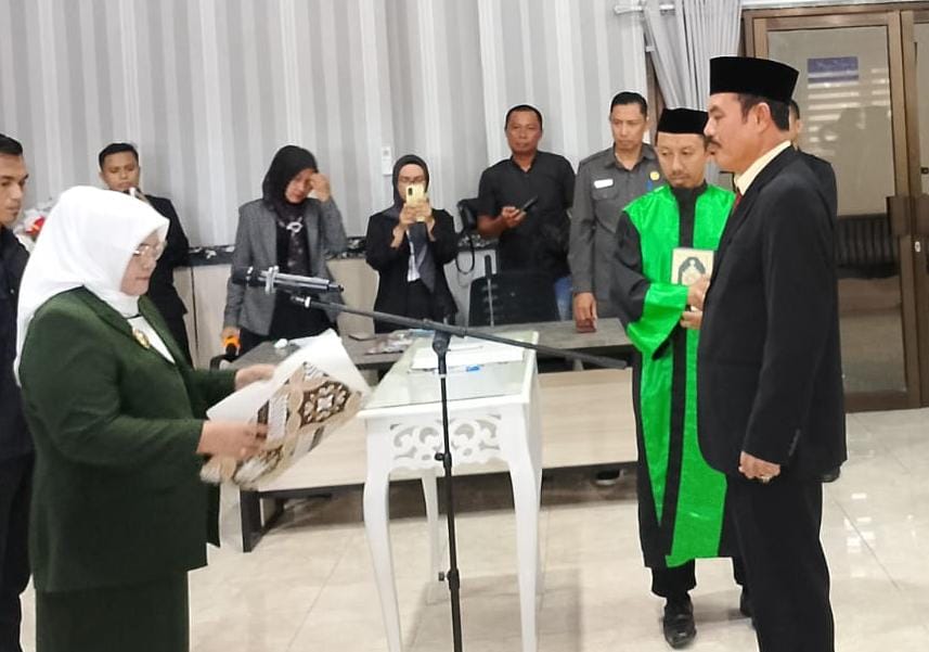 Wakil bupati Touna, Hj. Surya S. Sos melantik Alfian Matajeng sebagai pejabat sekretaris daerah (PJ. Sekda). FOTO: IST