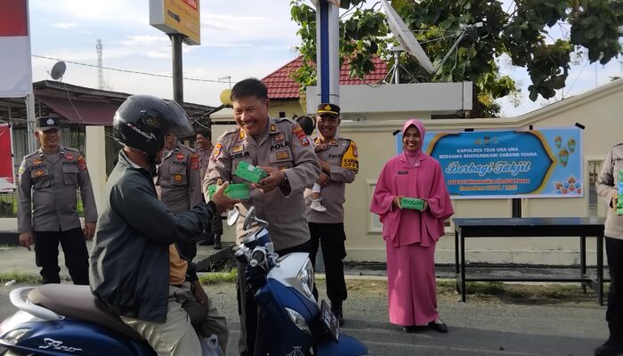 Polres Touna Gelar Aksi Sosial Bagikan Takjil dan Buka Bersama Puluhan Santri dan Media
