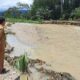 Kepala Desa Pendolo, Christian Towelino, melakukan pengecekan kondisi pengikisan lahan warga akibat luapan Sungai Pendolo, Sumber: Kades Pendolo (18/03)
