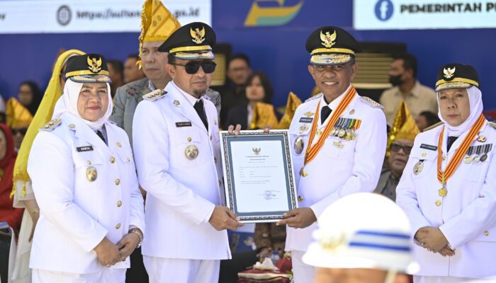 Gubernur Anwar Hafid Berikan Piagam Pemda Touna dan Kado Istimewa untuk Rakyat Sulteng di HUT ke-61