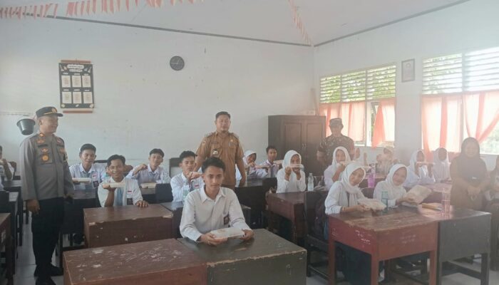 Aparat TNI-Polri dan Camat Pantau Distribusi Paket MBG ke 909 Siswa di Ampana Kota