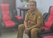 Kepala desa Matobiai, Radun mengkritik keras anggota DPRD Touna yang mengunjungi desanya pada hari libur. FOTO: IST